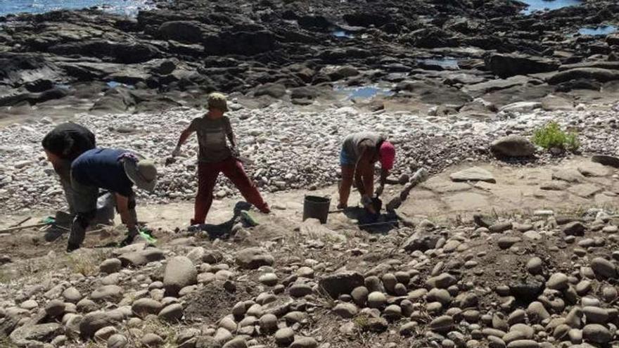 Personas trabajando en la excavación de O Seixal, cerca de la senda litoral de A Guarda. // M.C. / J.V.