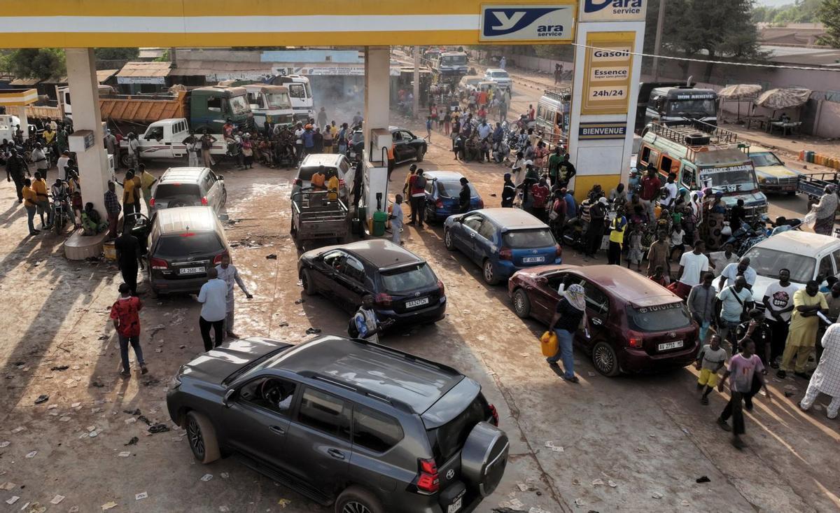 Gihadistes i secessionistes bloquegen la capital de Mali per asfixiar el règim