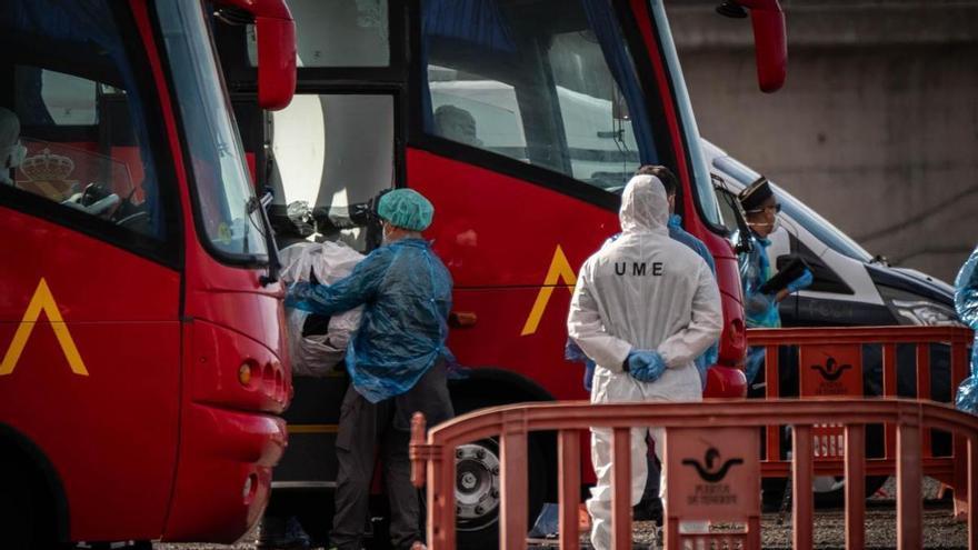 Trasladan a los pasajeros del 'MV Hondius' al aeropuerto de Tenerife Sur