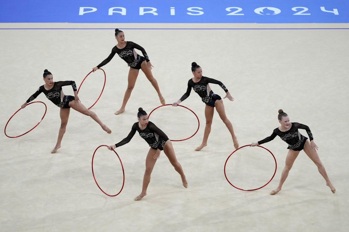El equipo español ejecuta el ejercicio de aro en la competición de Gimnasia rítmica por conjuntos femenino en los Juegos olímpicos París 2024 El equipo español ejecuta el ejercicio de aro en la competición de Gimnasia rítmica por conjuntos femenino en los Juegos olímpicos París 2024