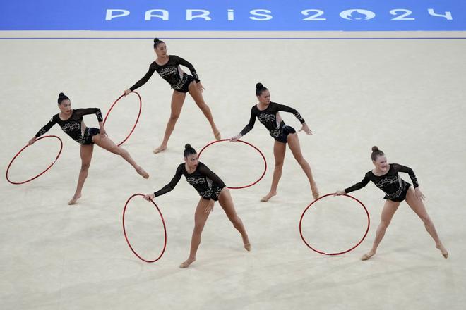 El equipo español ejecuta el ejercicio de aro en la competición de Gimnasia rítmica por conjuntos femenino en los Juegos olímpicos París 2024