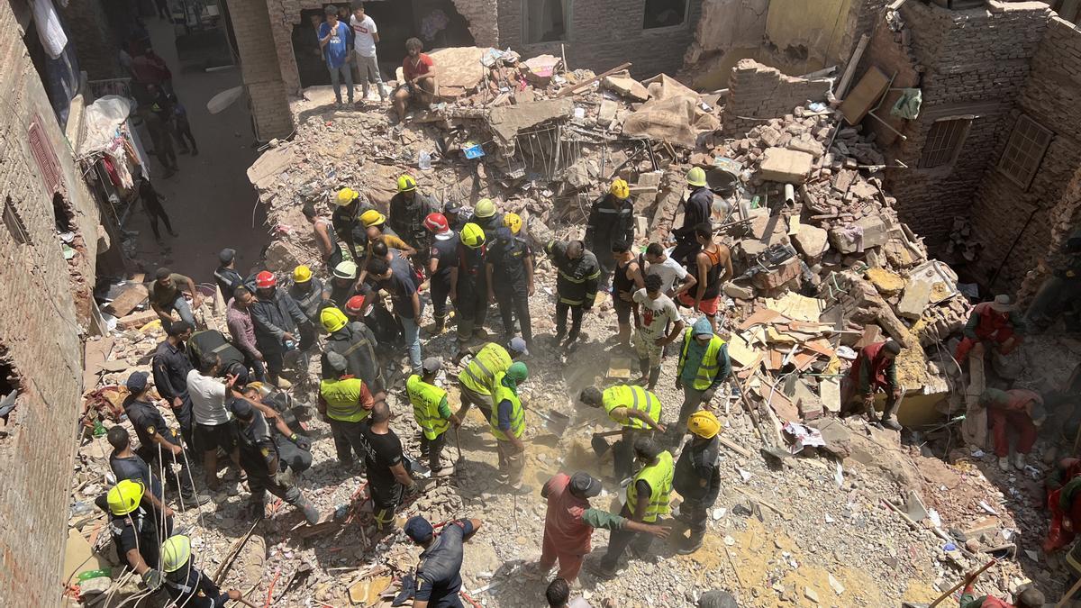 Servicios de emergencias en el derrumbe de un edificio en El Cairo, Egipto.