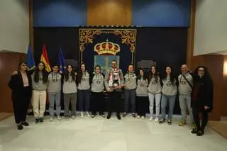 Adrián Barbón, a las jugadoras del Telecable Gijón de hockey sobre patines: "Sois un orgullo para toda Asturias"