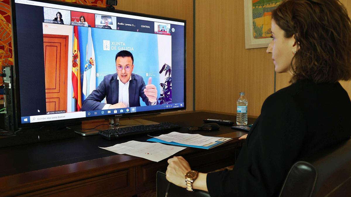 Foro sobre el sector agrario,con la intervención del conselleirode Medio Rural, José González,y responsables del Santander, moderado por Irene Bascoy.