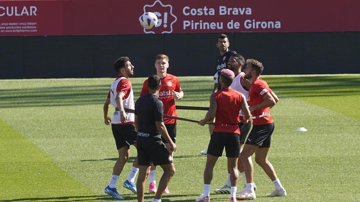 Els jugadors del Girona van exercitar-se ahir a Montilivi. | MARC MARTI FONT