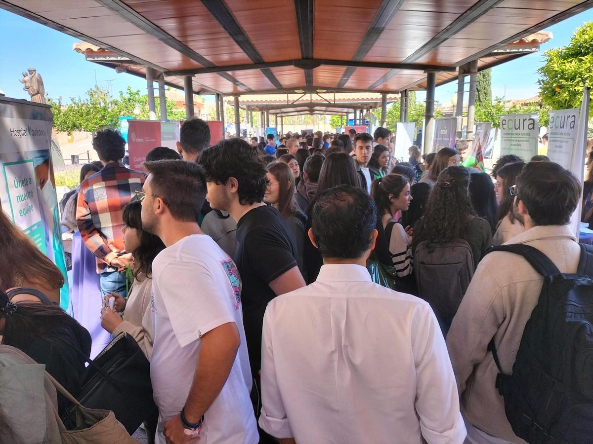 Cientos de estudiantes pasan cada año por este evento que los pone en contacto con el tejido empresarial.