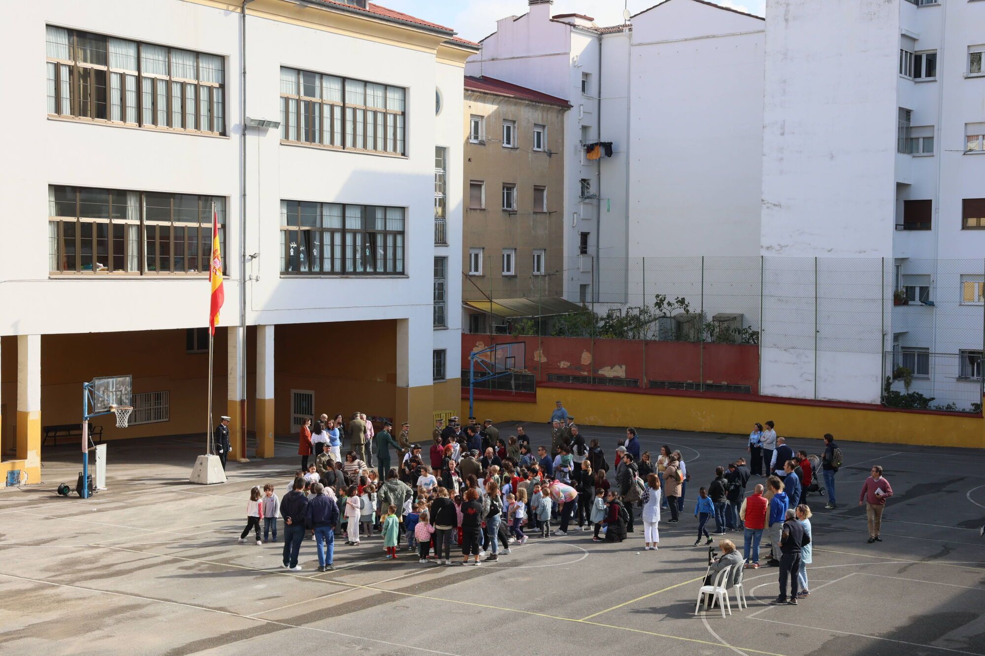 Escuelas Blancas. Acto de izado de la bandera con asistencia del delegado de Defensa y representantes de la Guardia Civil, la Policía Nacional y la Municipal, entre otros