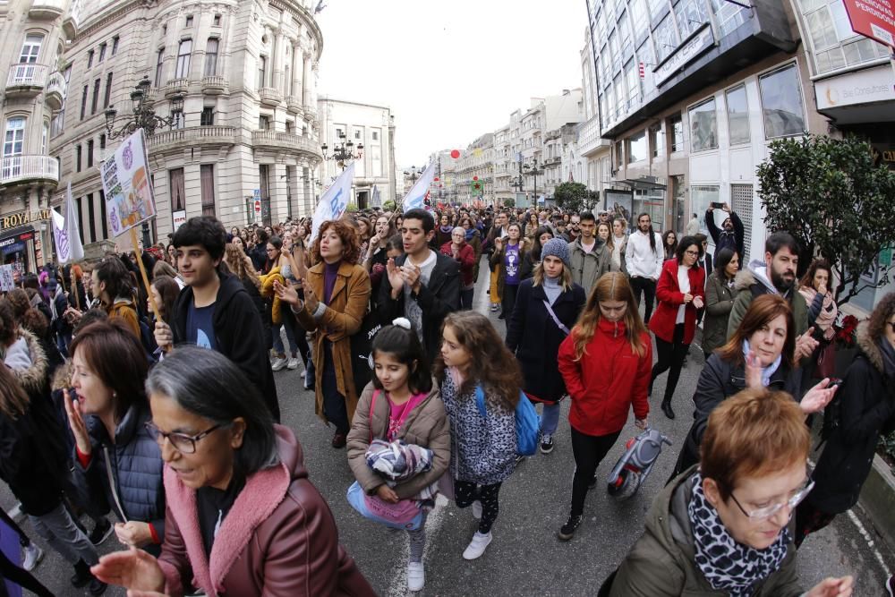 Vigo sale a la calle para clamar contra la violencia machista // R. Grobas