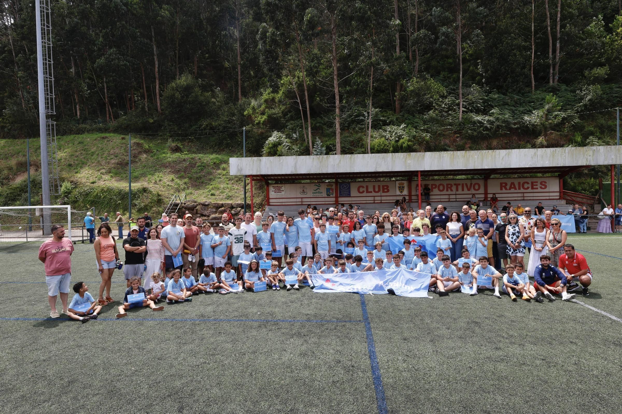 EN IMÁGENES: El campus del Celta de Vigo con los niños del Raíces, en Castrillón