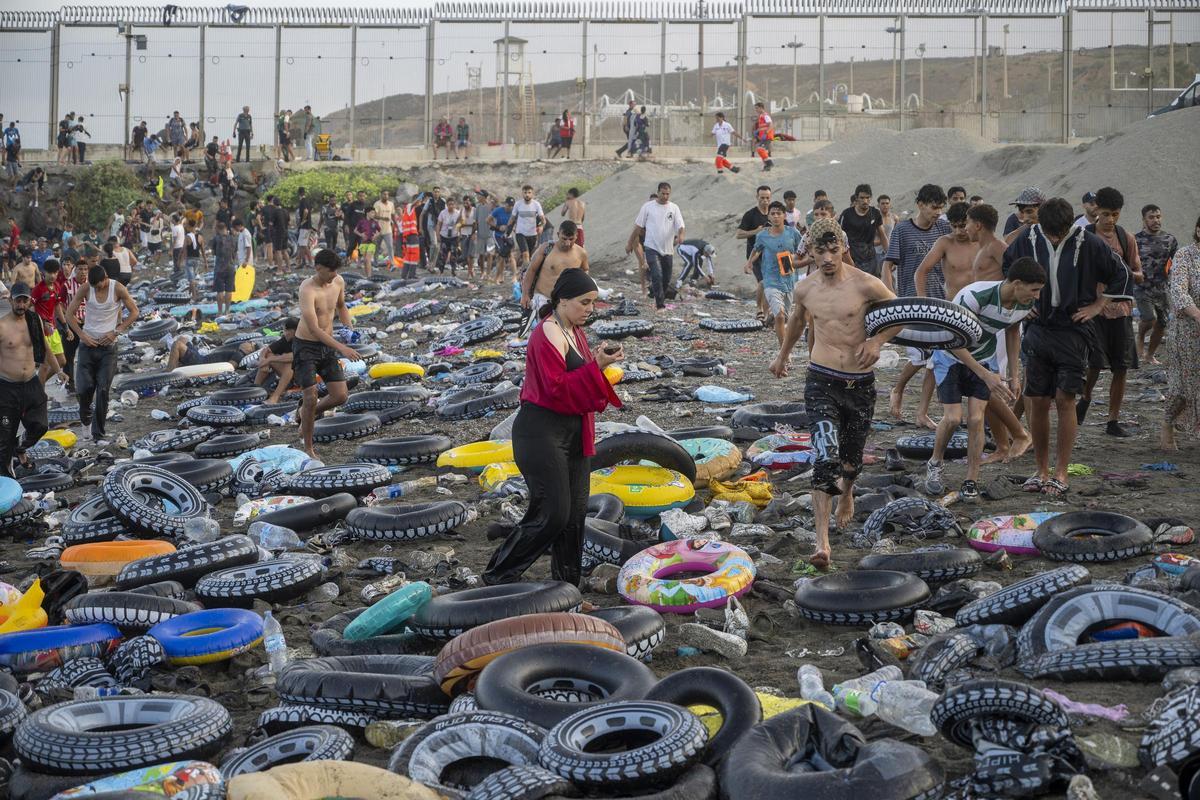 Flotadores y migrantes tras traspasar la frontera entre Ceuta y Marruecos, a 31 de julio de 2026, en Madrid (España).