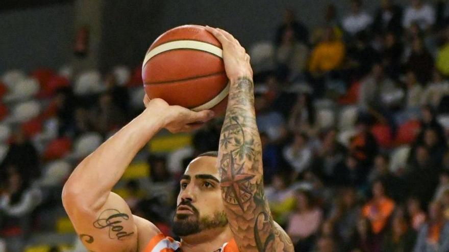 Yunio Barrueta lanza a canasta ante el Oviedo. | // ARCAY / ROLLER AGENCIA