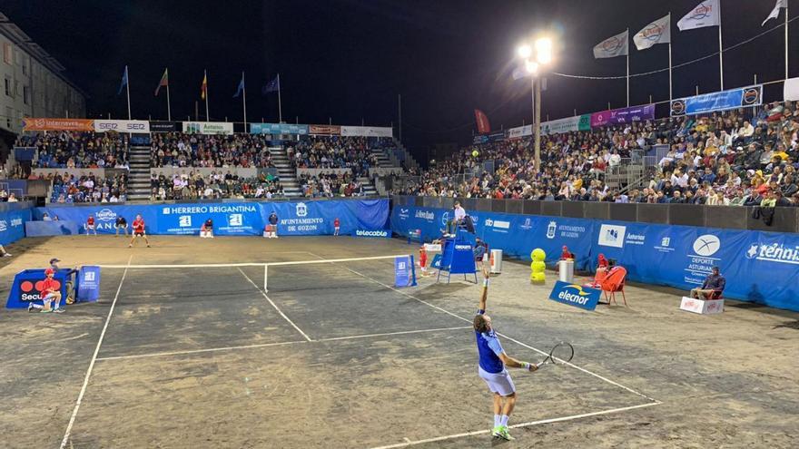 1.-Juan Carlos Ferrero, durante la final del 2000. 2.-Manolo Santana durante su participación en 1981. 3.-Manuel Galé y Juan Manuel Fernández, con el checo Jan Kodes. 4.-Encuentro en dobles en el año 1971. 5.-Álex Corretja en la final del 98.  6.-Final del 75. 7.-Juan Avendaño sale a hombros de sus amigos en el 1974. 8.-Final del 76, Avendaño campeón. | |  T. LUANCO