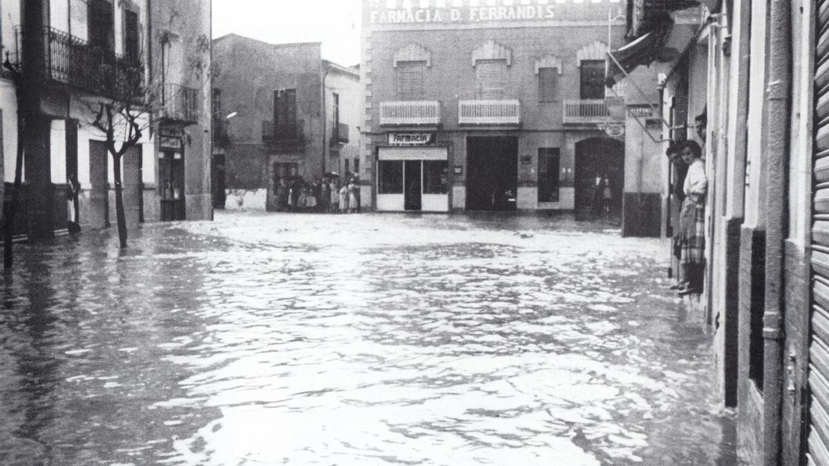 La plaça Major de Torrent durant les pluges que provocaren la Riuada de València d’octubre del 1957.