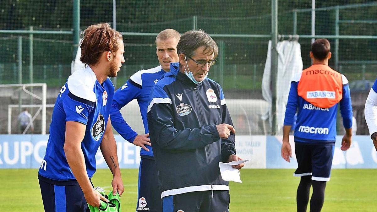 Fernando Vázquez da instrucciones a los jugadores durante un entrenamiento. |  // VÍCTOR ECHAVE