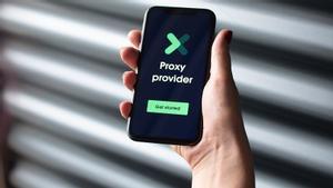 Una persona sigue las indicaciones para convertirse en proveedor de Proxy.