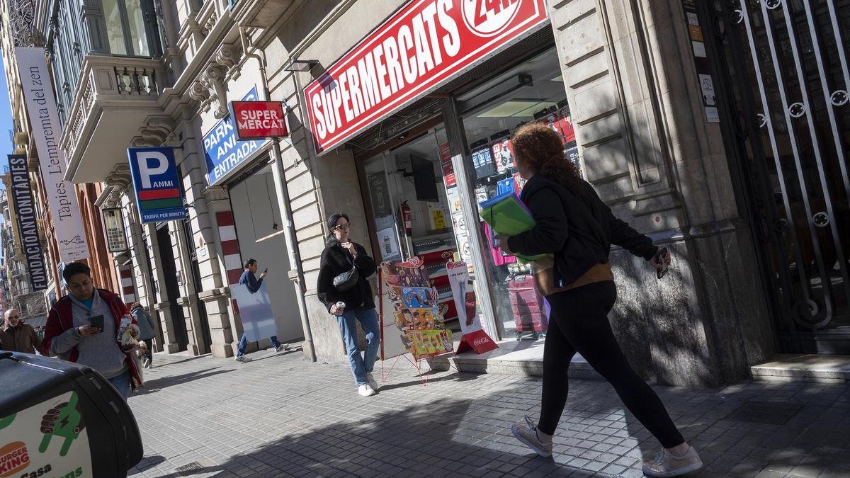 Otro super abierto sin interrupción en la zona, en la calle de Aragó.