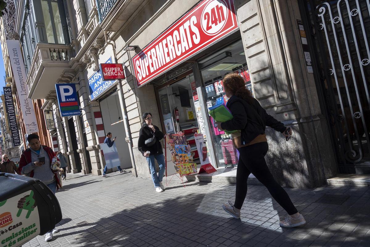 Otro super abierto sin interrupción en la zona, en la calle de Aragó.