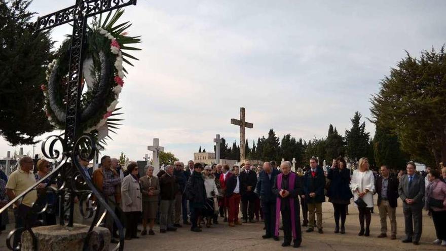 La cruceta central del cementerio fue punto de encuentro para la oración por los difuntos.