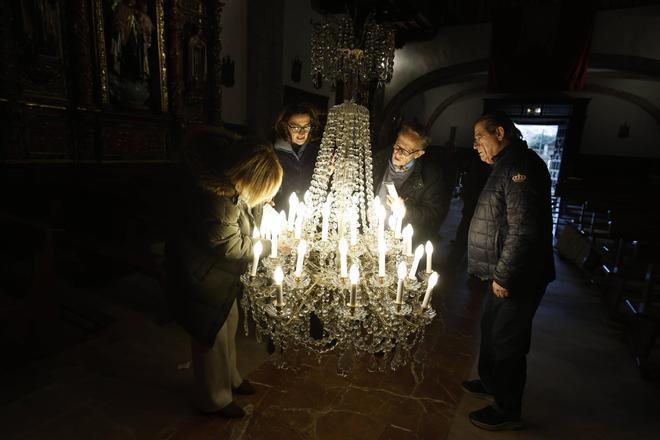 EN IMÁGENES: La iglesia de Luanco ya presume de su lámpara restaurada