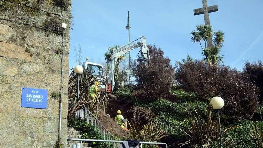 Una excavadora trabaja entre Reina Victoria y San Roque de Abaixo. // Rafa Vázquez