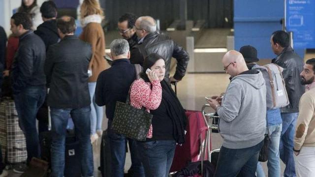 Pasajeros de Alvedro hacen cola tras el desvío de un vuelo.
