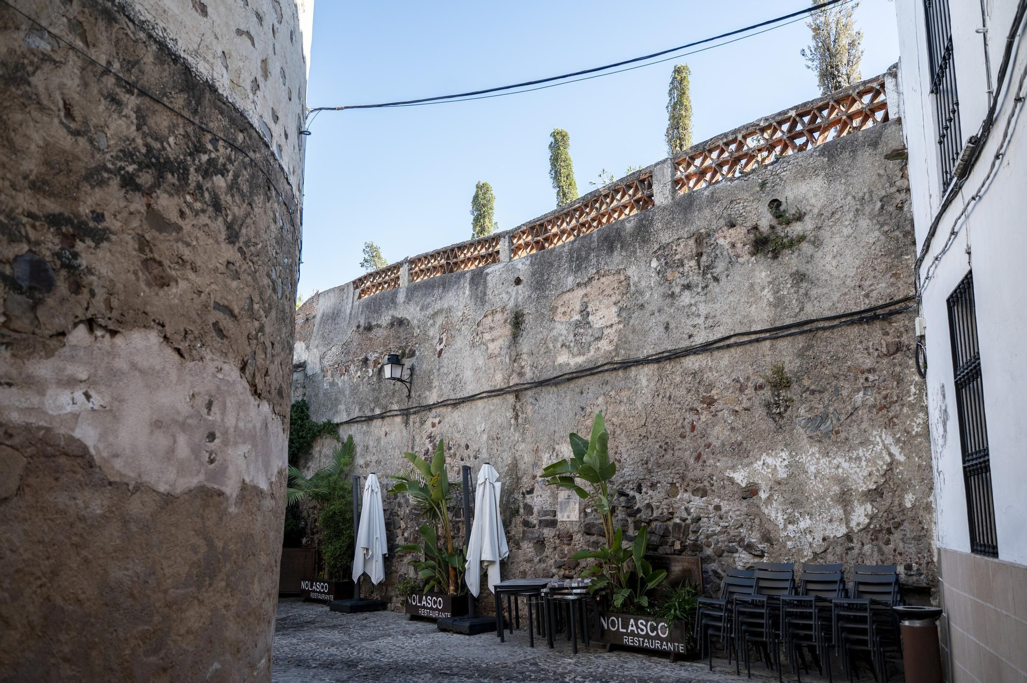 Galería | Primer paso para soterrar los cables de la parte oeste de Intramuros en Cáceres