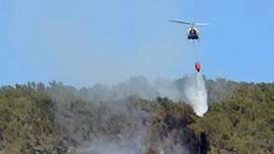 Desalojan a quince vecinos en Xàbia por un incendio iniciado junto a un chalé en obras