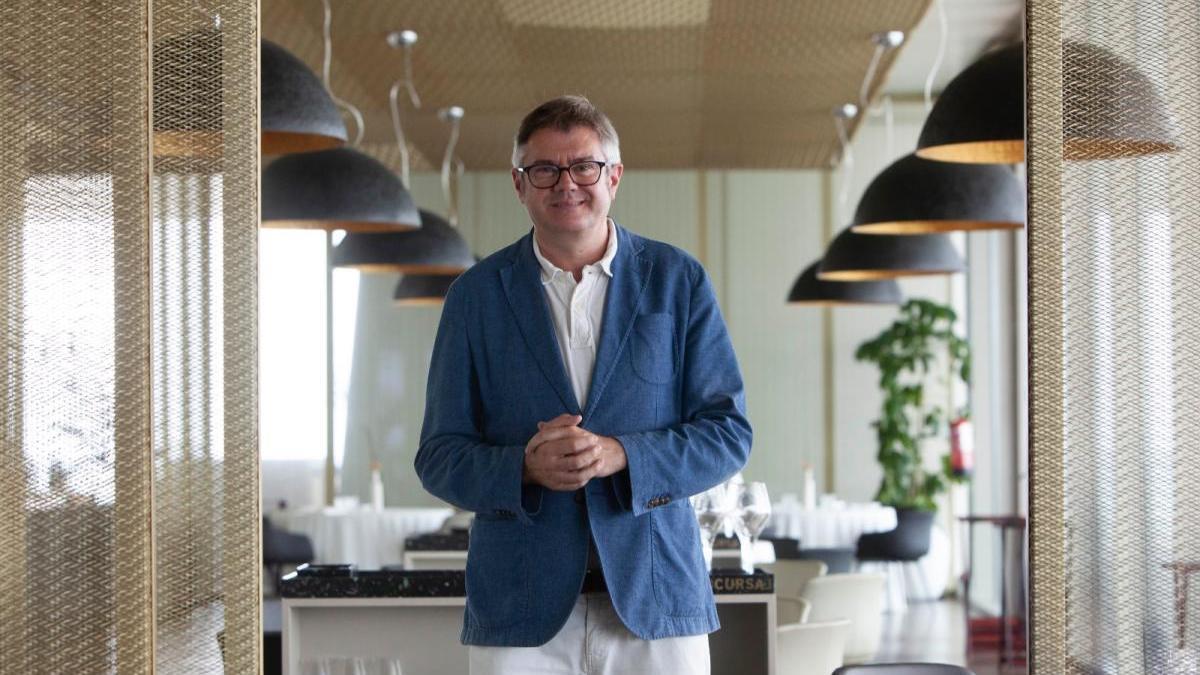 El empresario y hostelero Javier Andrés en su restaurante del Veles e Vents, en la Marina de València.