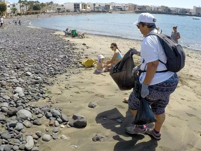 Limpieza de la playa de Arinaga