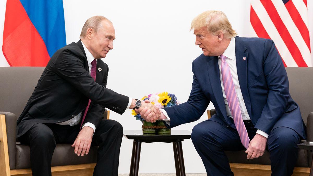 Vladímir Putin y Donald Trump, en un aparte de la cumbre del G-20 celebrada en Osaka en 2019.