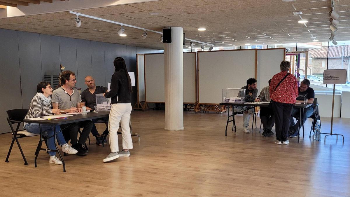 Dues veïnes de Puig-reig voten a la Sala, l'espai habilitat per la consulta
