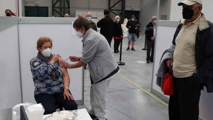 Una mujer recibe la tercera dosis en Vigo, el pasado año. | // ALBA VILLAR