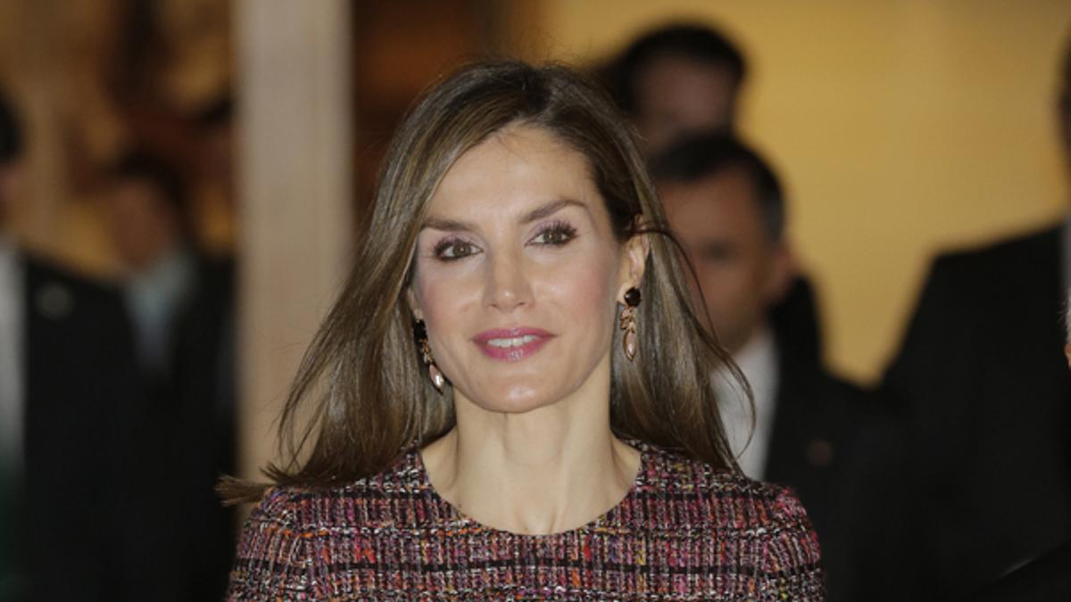 Letizia Ortiz, con top de tweed en colores rojizos