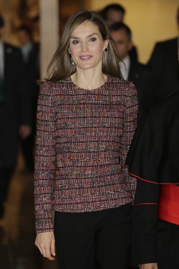 Letizia Ortiz, con top de tweed en colores rojizos