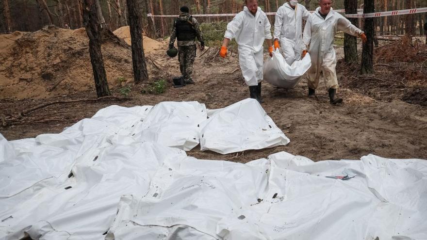 La retirada russa de Khàrkiv fa aflorar centenars de cadàvers enterrats al bosc