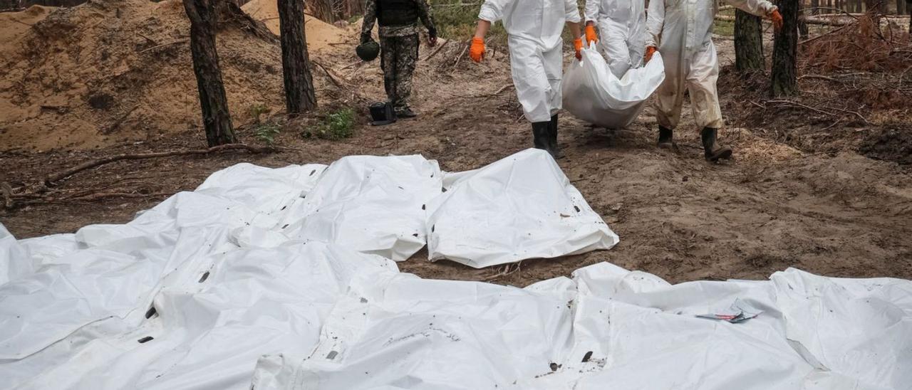 Cadàvers trobats en una fossa en els boscos propers a la ciutat d’Izium. | REUTERS