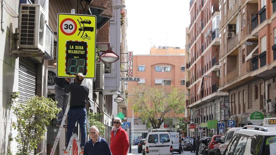 El Ayuntamiento de Elche instala el radar que pidieron los vecinos de la calle Ángel