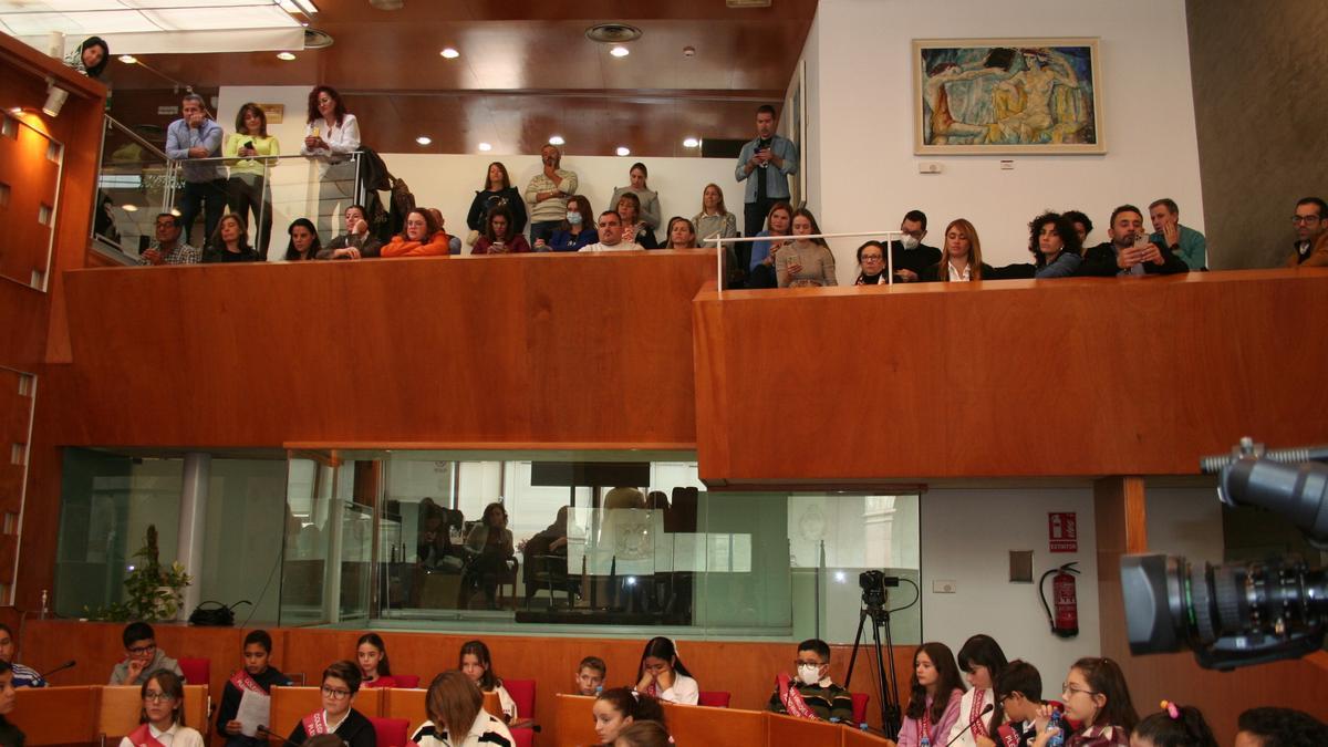 La tribuna del público aparecía abarrotada de padres y profesores durante la celebración de la sesión.