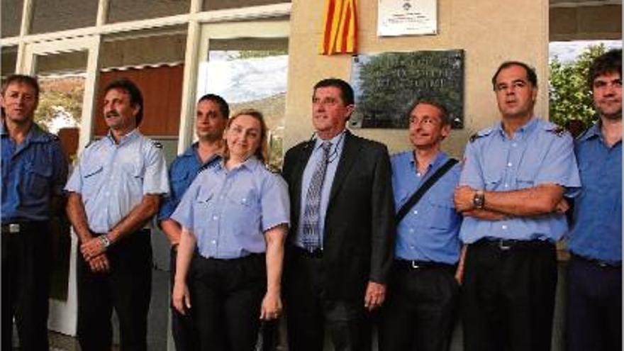 L&#039;alcalde i diverses institucions i cossos de seguretat, sota la placa commemorativa.