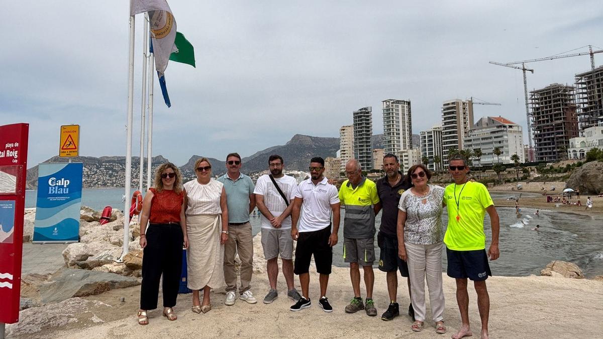 El acto de izar la bandera de playas sin humo