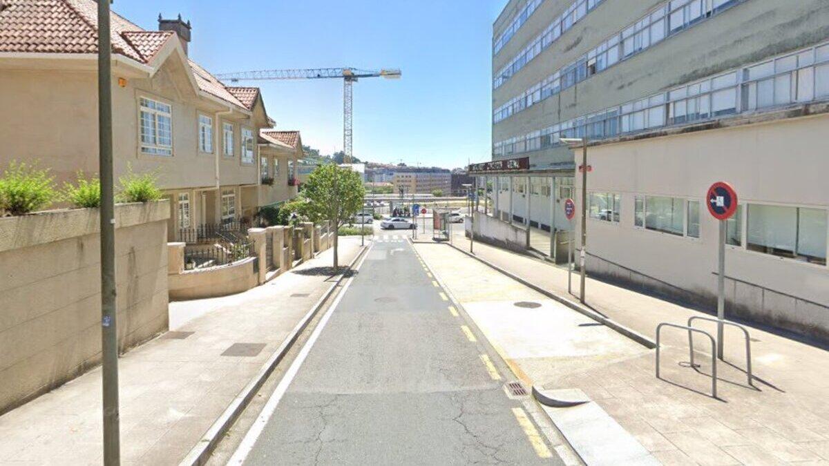 Una calle que da acceso a un centro sanitario en el Ensanche de Santiago permanecerá cortada al tráfico este sábado