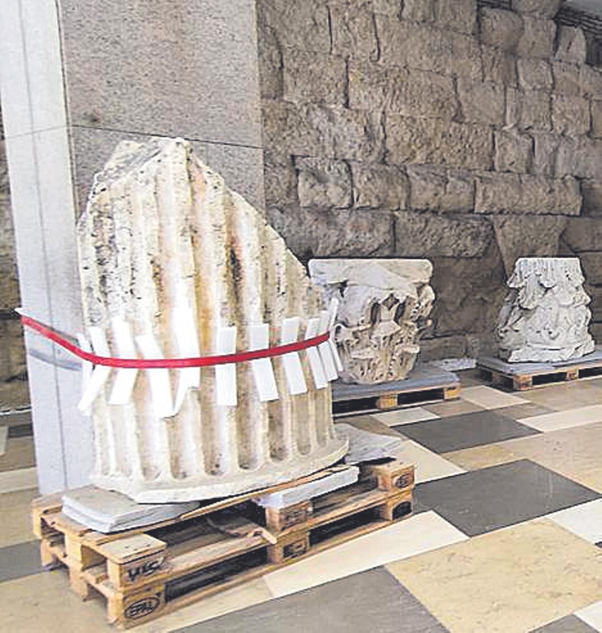 Algunos restos del templo están en el hall de Capitulares.