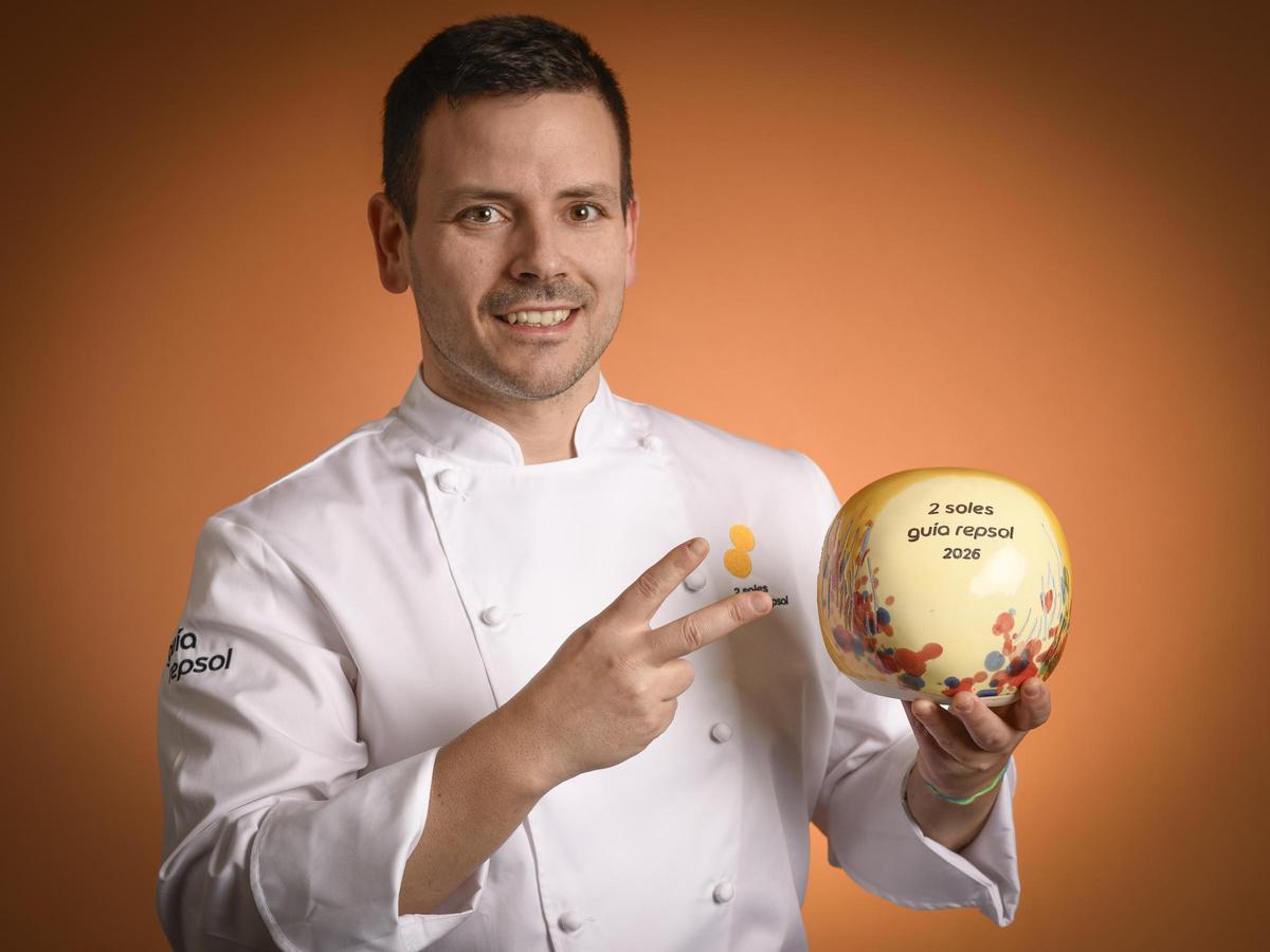 El chef Juan Manuel Salgado, de Dromo, muestra su nuevo galardón.