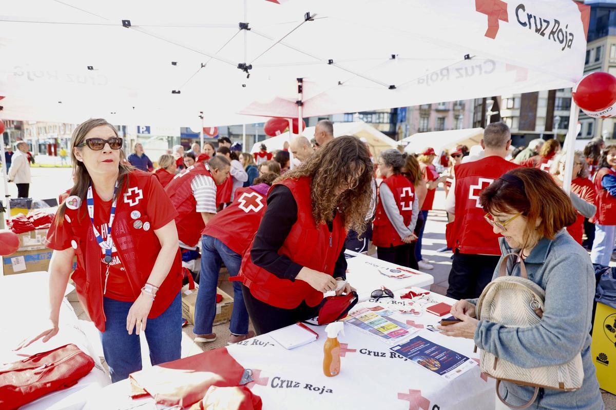 La tercera Marcha Solidaria de la Cruz Roja de Gijón, en imágenes