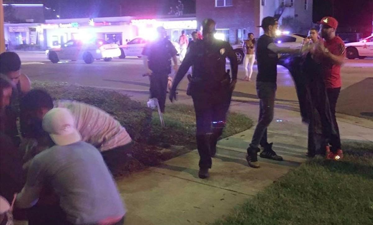 Imagen de Tv del exterior de la discoteca Pulse, mientras se produce el secuestro con rehenes en el interior.