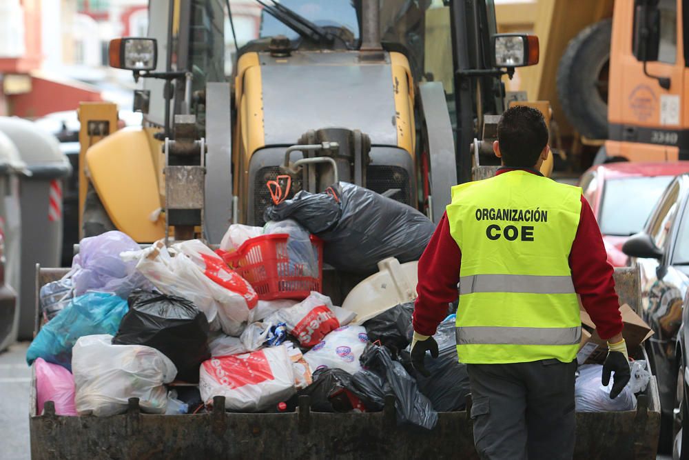 Recogida de residuos en la calle Padre Coloma