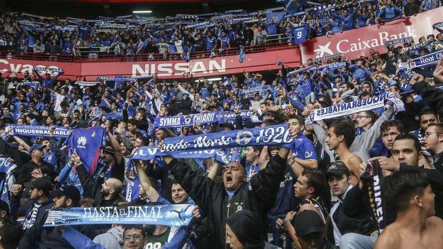 Los seguidores del Oviedo, en la grada de El Molinón.