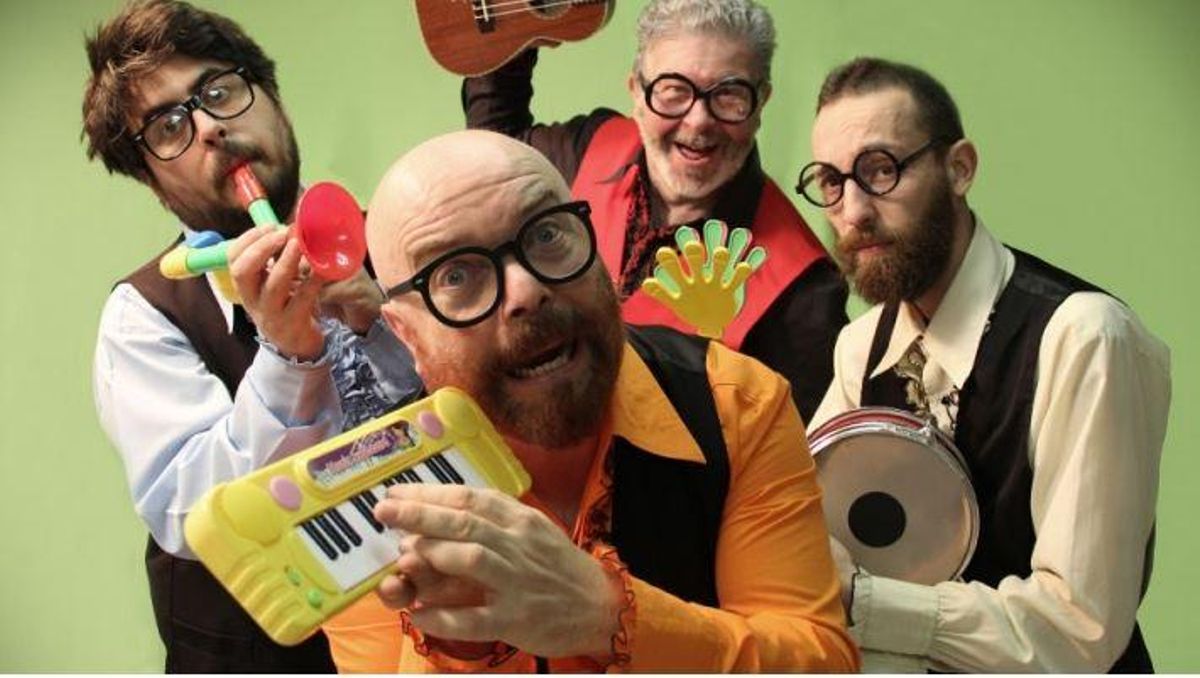 La evolución de los Jash está completa! ¡Todo salta de los contenedores! Todos de la música pop se difunden como basura. Desde escobas hasta cubos, desde ralladores hasta embudos, desde seco a húmedo. Es un espectáculo en el que la invención se convierte en música y los objetos comunes adquieren una nueva dimensión fantástica y cómica.