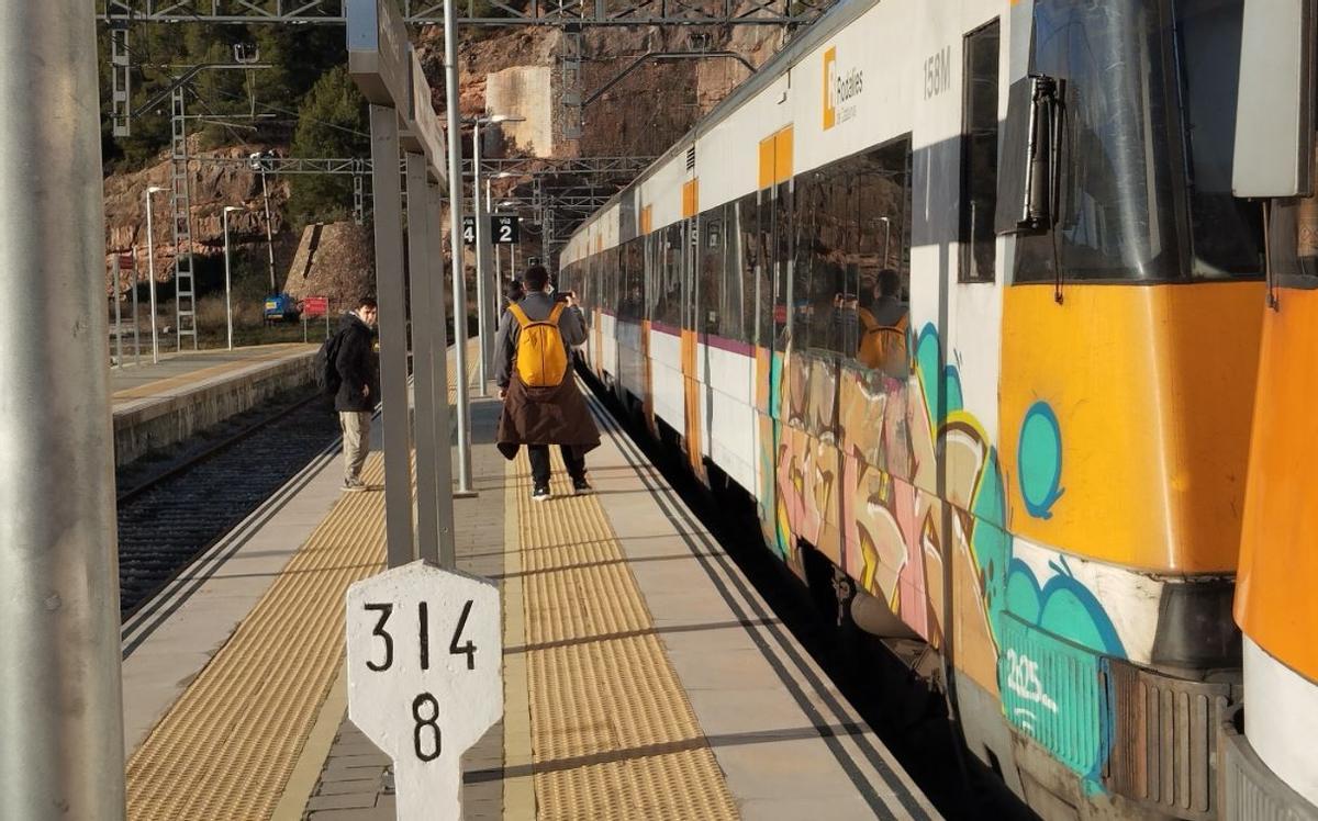 Usuaris agafant el tren llançadora a l'estació de Remfe de Castellbell, divendres passat