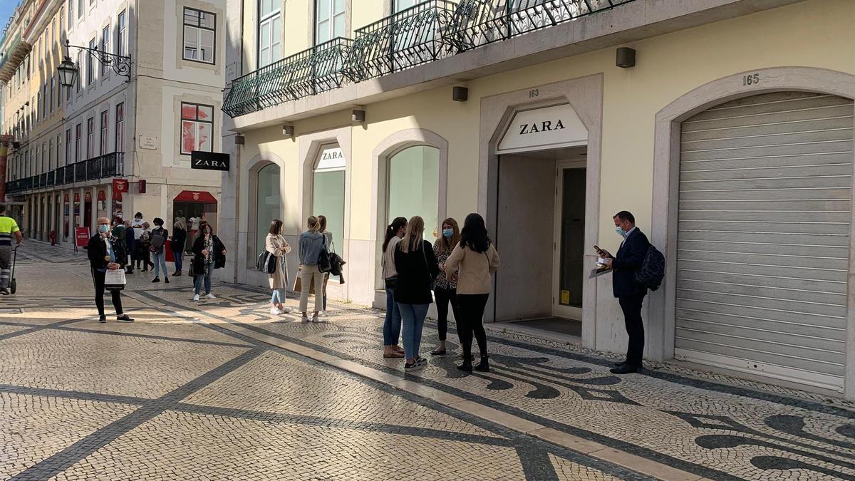 Fila de personas en la zona comercial del centro de Lisboa.
